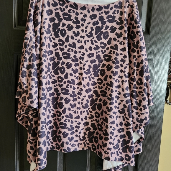 Astaera Leopard Animal Print Loose Cape Cold Shoulder Shirt - Picture 3 of 6